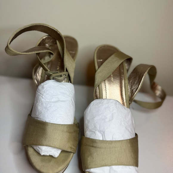 BCBG Heels Wedges Thick Straps Tan Size 10 - Picture 2 of 16